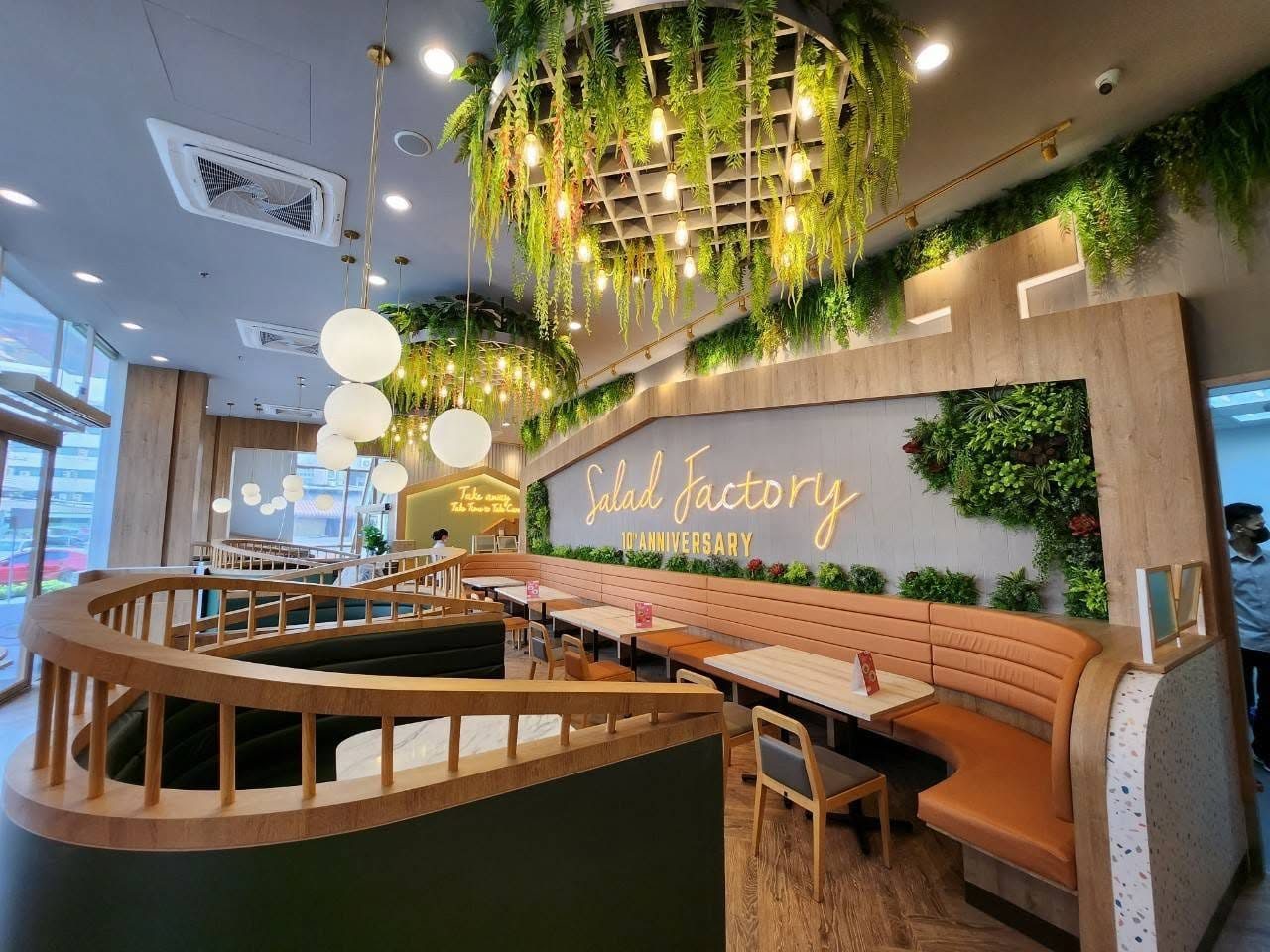 ผนังนีออน Salad Factory 10th Anniversary + โคมแขวนลูกโลก